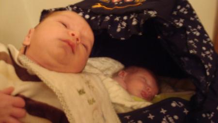 donc vous avez compris, c'est mon cousin, le fils de Farid, le fr�re de mon papa et de sa femme Fatma. C'est le 20 �me cousin de la famille des Belkhamsa ! Bravo au parents de mon papa !! 