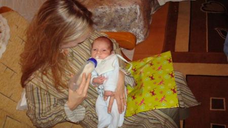 he oui, c'est bien mon anniversaire, j'ai un cadeau ! de baba Pierre. J'ai d�j� re�u tous mes cadeaux le jour ou tout le monde a fait une f�te pour moi, c'�tait � mon 5�me jour, le