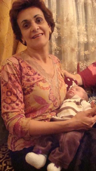 c'est le 19.03 et je suis fatigu�, je profite des bras de tata Nadia ! Fatma est rentr�e avec son b�b� qui est n� le 16.03.08.