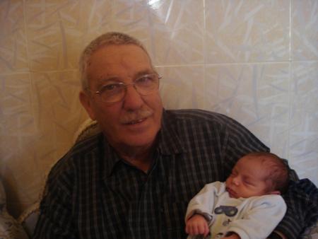 Pour mes 70 ans, j'ai mon petit fils dans mes bras. C'est mon plus beau cadeau.