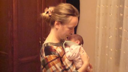 j'�tais encore l�g� comme une plume ! apr�s mon biberon, maman veux me faire roter. alors que ma grand-maman Gaby gronde Georges quand il fait �a ?