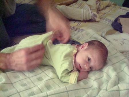 J'attend calmement que mon papa finisse de me changer 