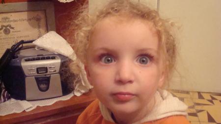 C'est Rania, ma cousine, la 18�me, la soeur de Mohamed Ali, le 20�me, elle � deux ans et elle m'adore...voir la prochaine photo...