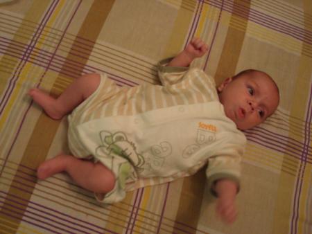 c'est trop rigolo de gigoter, de rigoler avec maman et de lui faire plein de A R E, A E , AAA, RRE, etc...